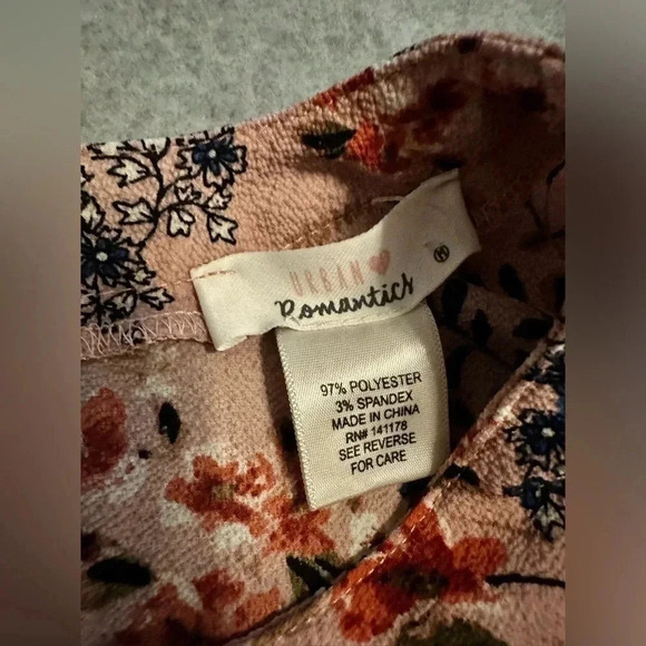 Urban Romantics pink floral flutter sleeve top size M - Picture 5 of 6